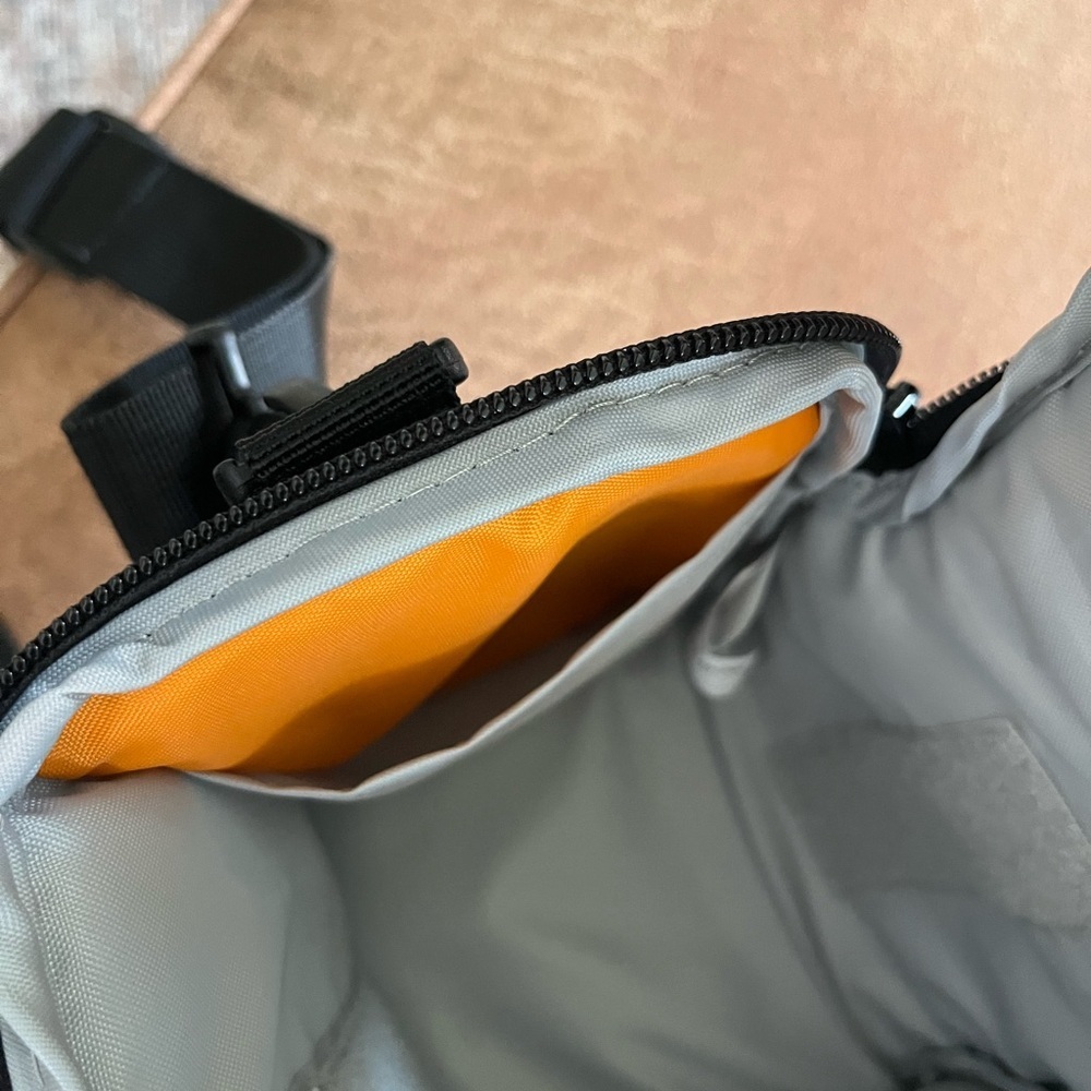 Lowepro Adventura SH 120 III 3L zippered camera bag in black - Picture 9 of 10